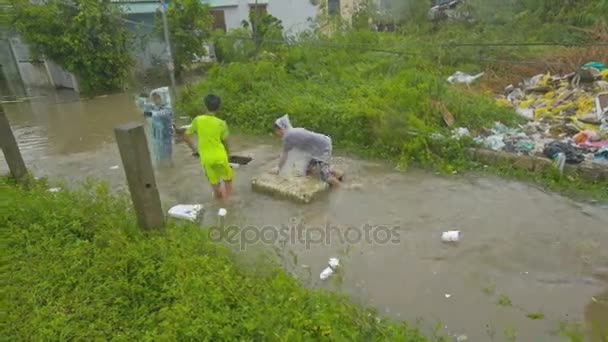 Nhatrang Vietnam November 2017 Asiatischer Junge Regenmantel Schwimmt Auf Planke — Stockvideo