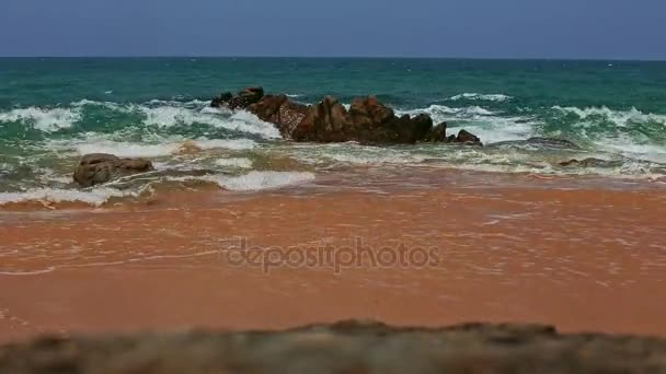 美丽的绿松石海洋全景和泡沫波浪海浪在沙滩上撞击清澈的蓝天 — 图库视频影像