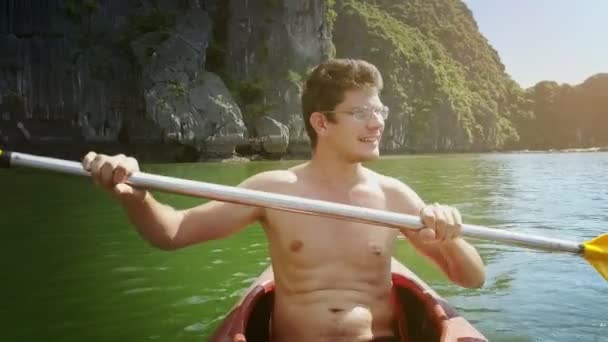 Hombre filas kayak en la bahía del océano — Vídeo de stock