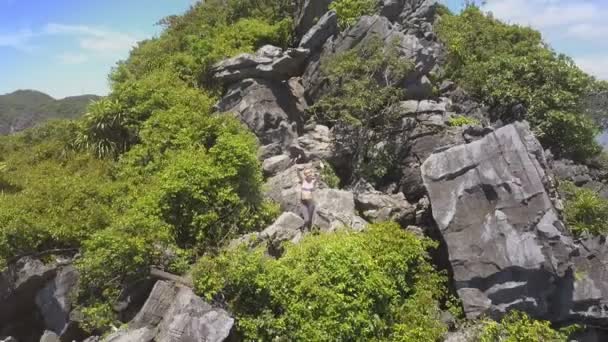 Meisje golven onder grote stenen op berg — Stockvideo