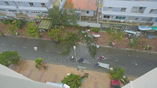 Pessoas Com Vista Superior Dirigem Veículos Longo Estrada Inundada Entre — Vídeo de Stock