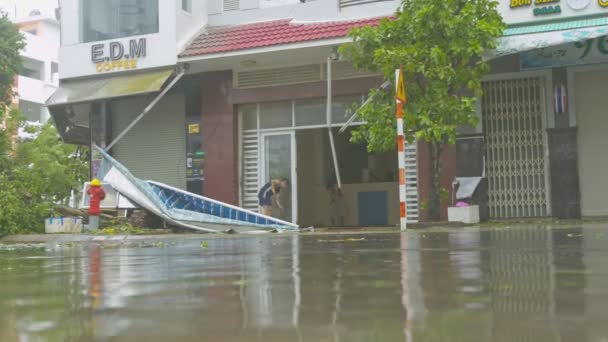 Nha Vietnam November 2017 Vietnamese Mens Vrouw Sweep Overstroomd Water — Stockvideo