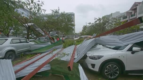 Nha Trang ベトナム 2017 ニャチャンで暴力的なハリケーンの結果として伐採木の中で現代の車の壊れた屋根の建物からうそをつく — ストック動画