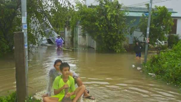 Nhatrang Vietnam Marraskuu 2017 Nuoret Pojat Leikkivät Hölmöä Uidessaan Paksulla — kuvapankkivideo