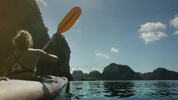 Donna righe kayak nella baia dell'oceano — Video Stock