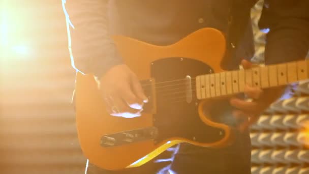 Primer Plano Joven Camisa Mezclilla Jeans Toca Rock Activamente Guitarra — Vídeos de Stock