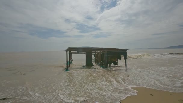 Зруйнована Будівля Захоплена Сильними Поривами Вітру Неспокійному Морі Під Сонячними — стокове відео