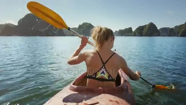 Femme rangées kayak dans la baie de l'océan — Video