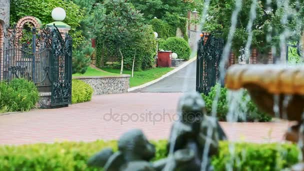 Hermosas Corrientes Fuente Hermoso Patio Con Plantas Verdes Esculturas Interesantes — Vídeo de stock