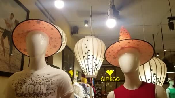 Hoi Vietnam Outubro 2017 Manequins Alfaiate Decorados Com Chapéus Laranja — Vídeo de Stock