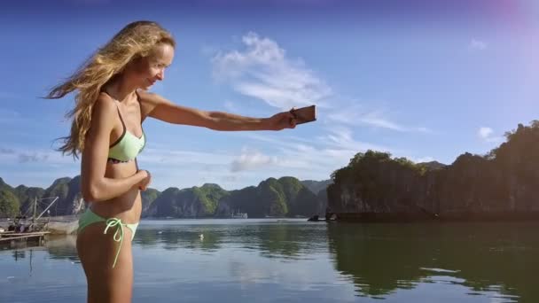 Flickan står på segling båt foton fiskeby i Bay — Stockvideo