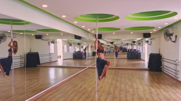 Непрофессиональная Красивая Танцовщица Длинными Волосами Современном Пустом Зале Выполняет Трюк — стоковое видео