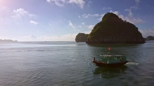 Vietnam Agosto 2017 Flycam Muestra Viejo Barco Turístico Con Chica — Vídeo de stock