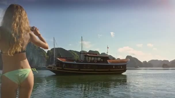 Achterkant weergave vrouw neemt schip foto tegen bergen — Stockvideo