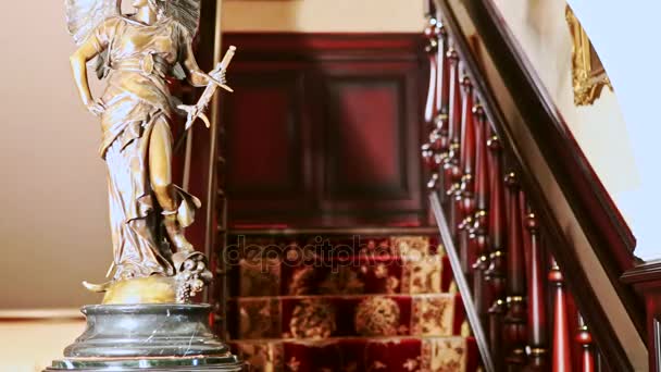 Mulher Alta Vestido Roxo Desce Escada Madeira Alcatifada Com Escultura — Vídeo de Stock