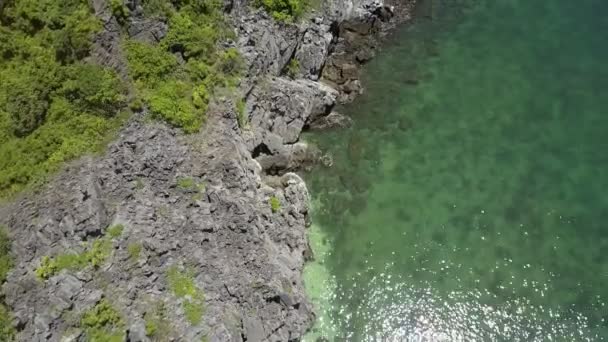 島の岩だらけの海岸と海の水 — ストック動画