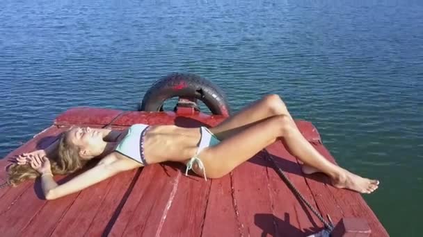 Zbliżenie Atrakcyjna Szczupła Dziewczyna Ładne Bikini Opala Się Zamkniętymi Oczami — Wideo stockowe