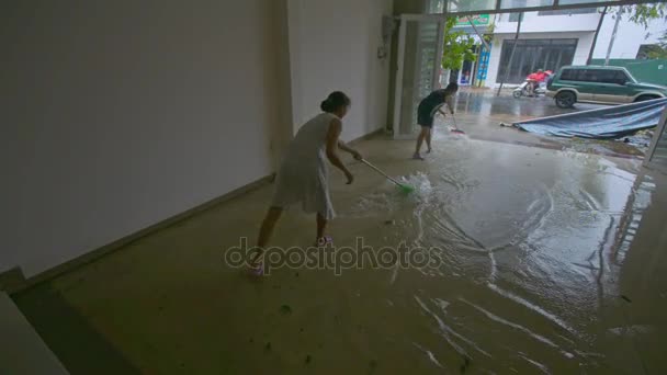 Nhatrang 2017年11月04日 妇女和人干净充斥的房间地板以扫帚作为后果在强的破坏性的台风以后11月04日在 Nhatrang — 图库视频影像