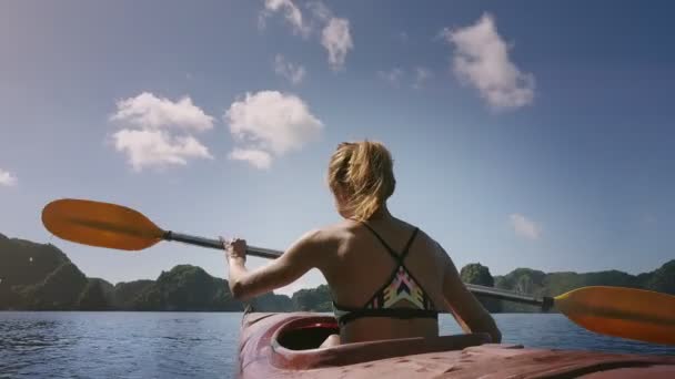 Mujer filas de kayak en la bahía del océano — Vídeos de Stock