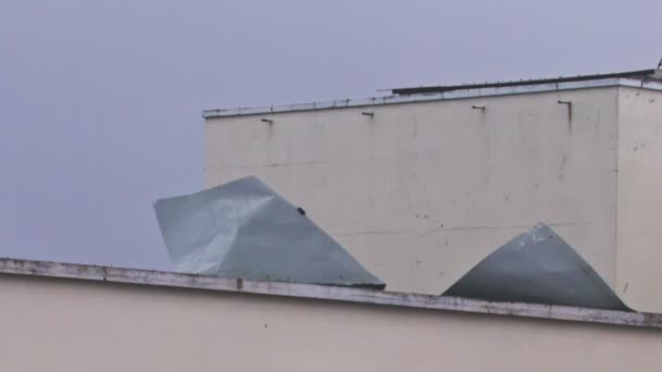 Ruberoid 涂层脱落房屋屋顶在飓风摧毁建筑物在阴天 — 图库视频影像