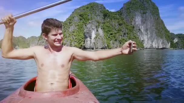 Hombre hace selfie en kayak — Vídeo de stock