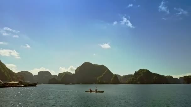 カヤックのカップルは、海湾を帆します。 — ストック動画