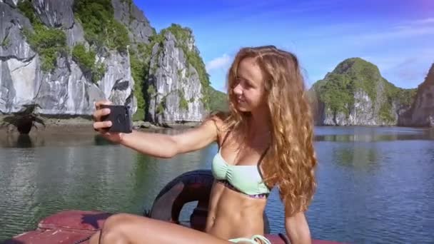Sonriente Sexy Chica Pelo Largo Hace Selfie Bordo Del Barco — Vídeo de stock