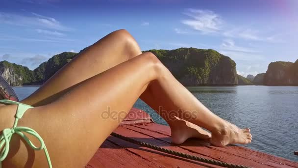 Primer Plano Largo Sexy Chica Piernas Asiático Barco Vela Bastante — Vídeos de Stock