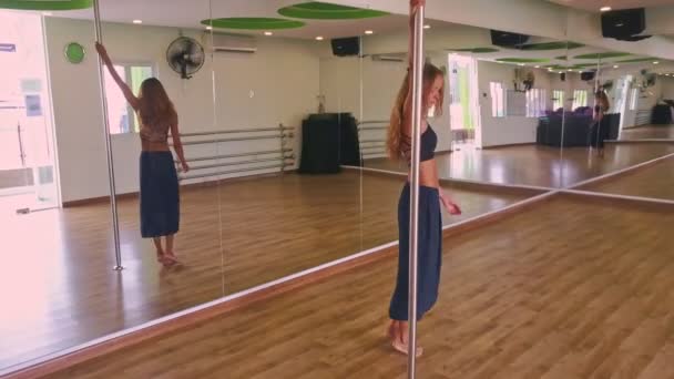 Sarışın Uzun Saçlı Kız Dansçı Açık Elbise Içinde Dans Pozlar — Stok video