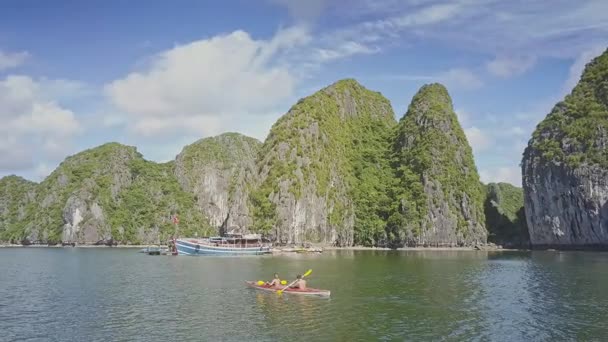 Couple in kayak sails in ocean bay — Stock Video