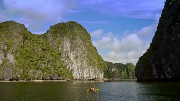 Couple in kayak sails in ocean bay — Stock Video