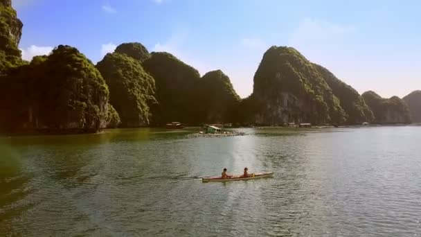 Couple en kayak navigue sur la baie d'azur — Video