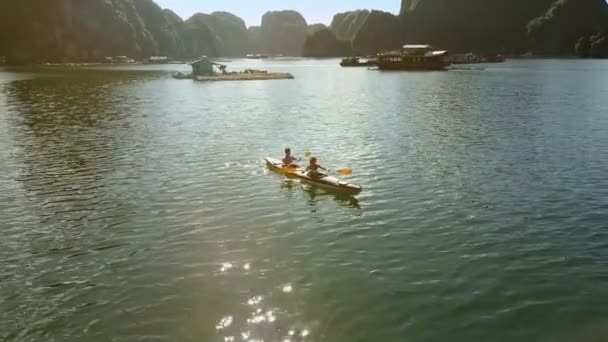 Bahía del océano con los turistas barco y kayak — Vídeos de Stock