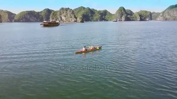 Baía oceânica com turistas barco e caiaque — Vídeo de Stock