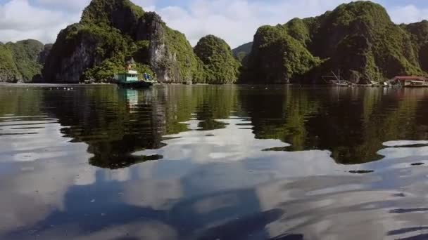 Körfezi çöpten toplama insanlarla tekne — Stok video