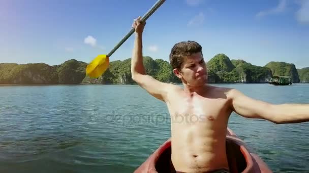 Hombre hace selfie en kayak — Vídeo de stock
