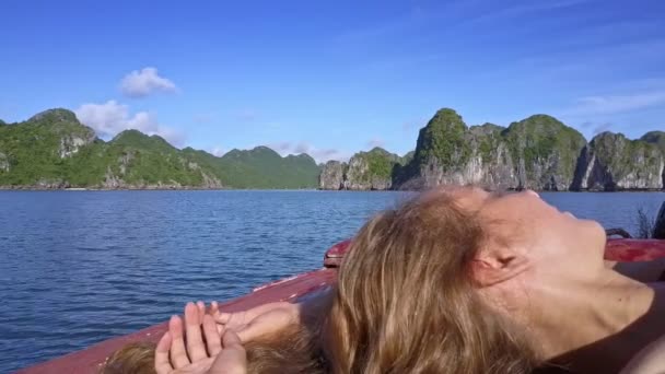 Gros Plan Vue Côté Fille Tête Pose Sur Bateau Brun — Video