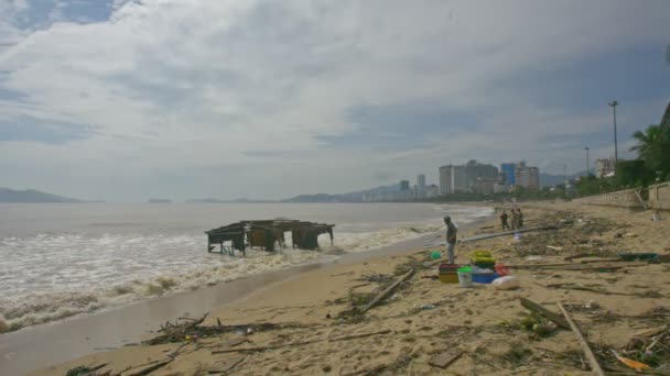 Hombre Para Playa Por Bolsas Basura Relojes Arruinado Casa Flotante — Vídeos de Stock