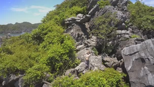 Dağ tropik bitkiler ve kız selfie yapma — Stok video