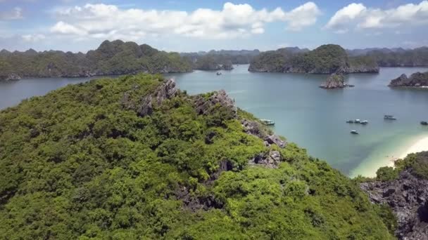 Oceano baía ilha e menina em falésias — Vídeo de Stock