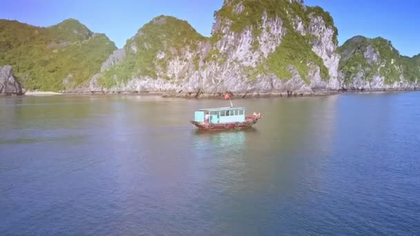 VIETNAM - AOÛT 2017 : fille en bateau naviguant dans une baie tranquille — Video