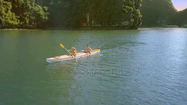 Paar in kajak, zeilen in de baai van de Oceaan — Stockvideo