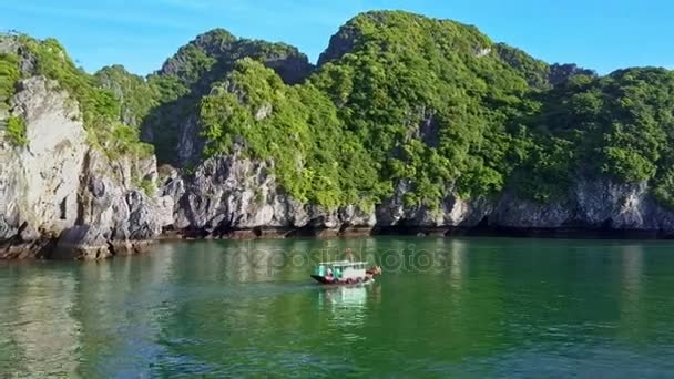 Barco turístico navegando en tranquila bahía — Vídeo de stock