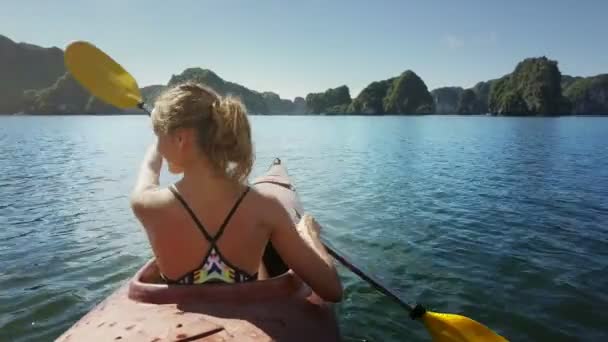 Mujer filas de kayak en la bahía del océano — Vídeo de stock