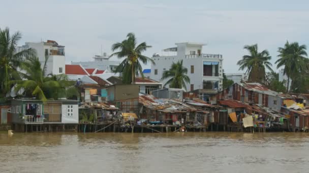 Situado Orilla Del Río Pobres Personas Edificios Viejos Con Daños — Vídeo de stock