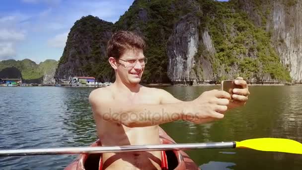 Hombre hace selfie en kayak — Vídeo de stock