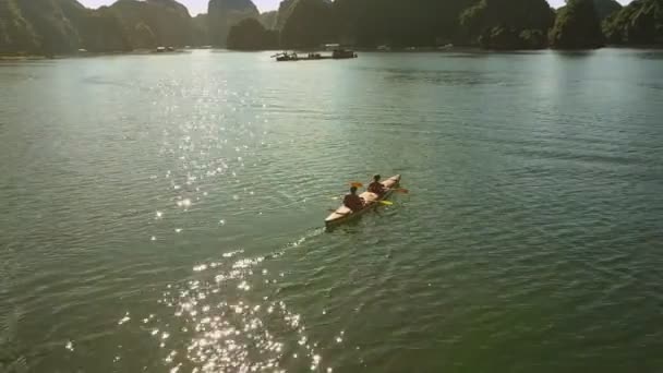 Casal em velas de caiaque na baía azul — Vídeo de Stock