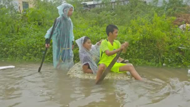 Nhatrang Vietnam Листопада 2017 Року Єтнамська Хлопчиків Плащі Весело Плавання — стокове відео