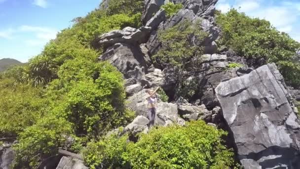 Montaña con plantas tropicales y chica haciendo selfie — Vídeo de stock