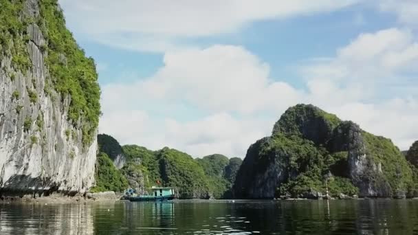 Bateau avec des gens ramassant les ordures de la baie — Video